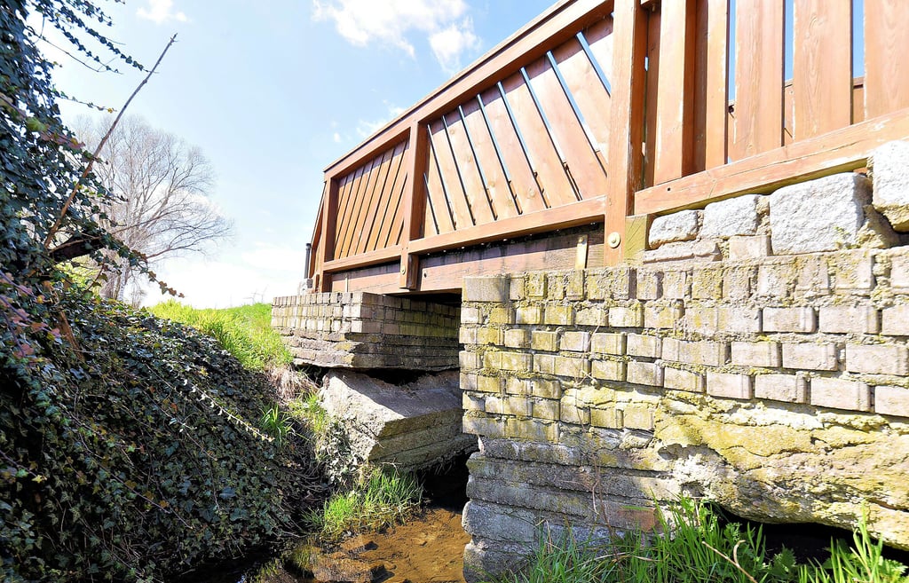 „Sofortiger Rückbau, da Sperrtafeln immer wieder entwendet werden“, lautet das Fazit des Bauamts zur maroden Brücke am Nesselbach in Gnetsch.