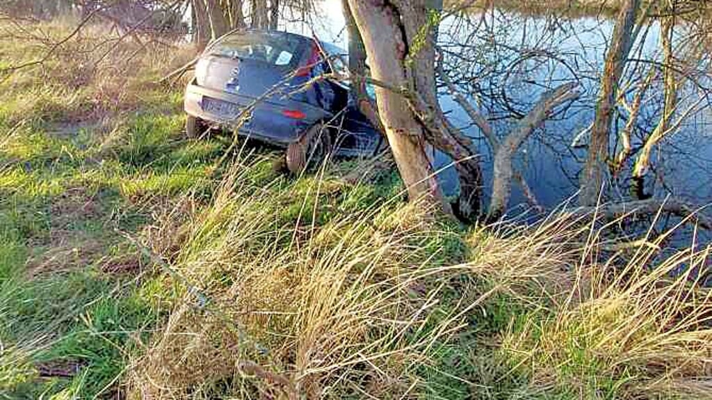 Feuerwehr holt verunglückten Opel aus Teich Auto wurde im