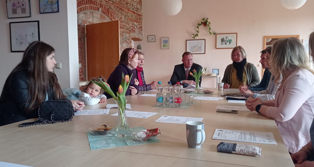 Begrüßungstreffen für ukrainische Flüchtlinge in der Gemeinde Möser mit der stellvertretenden Bürgermeisterin Andrea Grams und dem stellvertretenden Landrat Thomas Barz im Kavaliershaus Pietzpuhl.