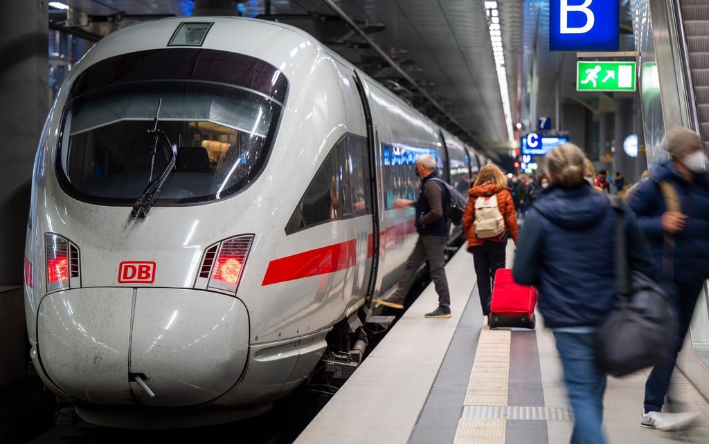 Mehr Menschen fahren wieder mit der Bahn. Im März lagen die Fahrgastzahlen in den Fernzügen höher als vor Corona.