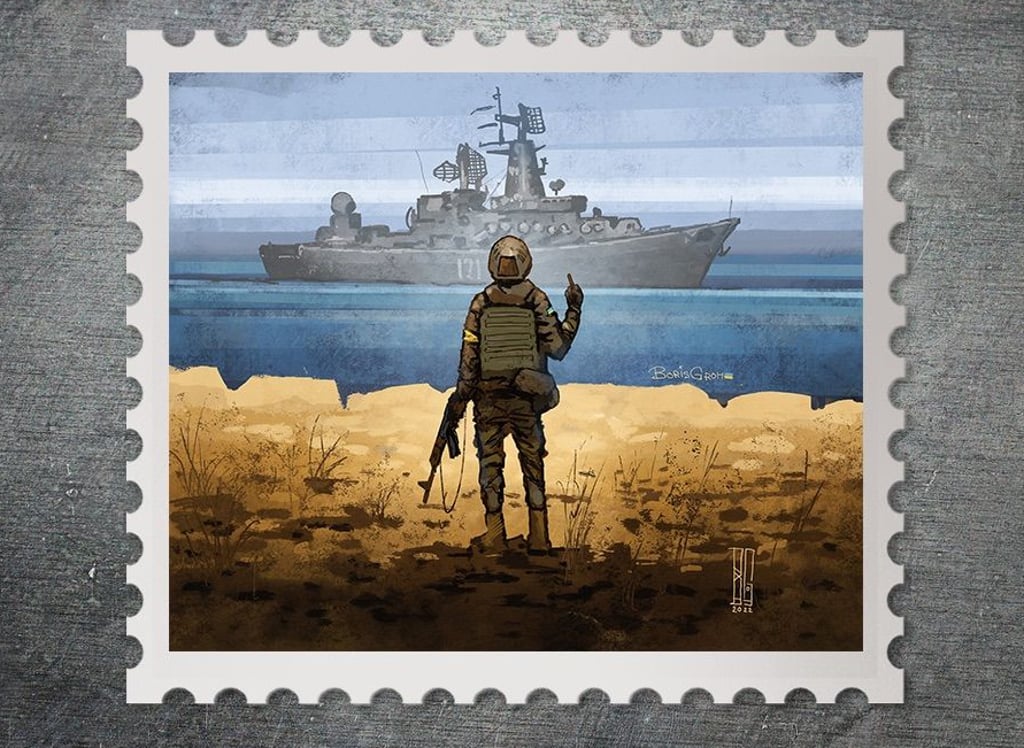 Soldat zeigt russischem Kriegsschiff den Stinkefinger. Das Motiv gibt es auf Plakaten, T-Shirts – und Briefmarken.