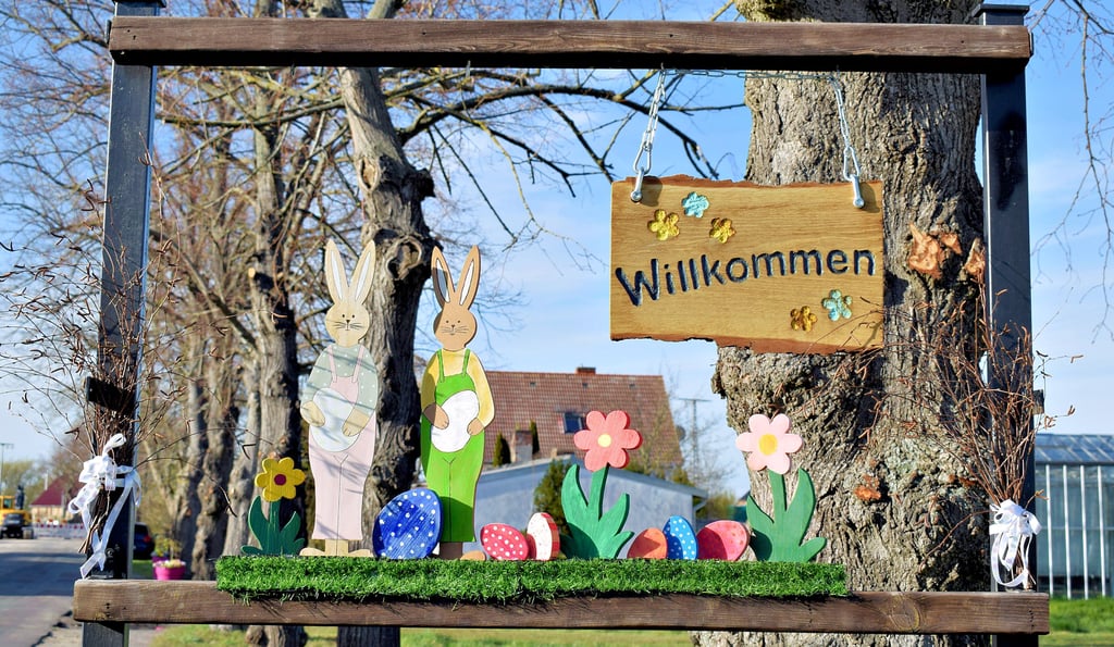 Die Willkommenstafel am Pöthener Ortseingang wurde von den Deko-Mädels österlich geschmückt. Auf der Rückseite ist der Gruß „Auf Wiedersehen“ neu dazugekommen.