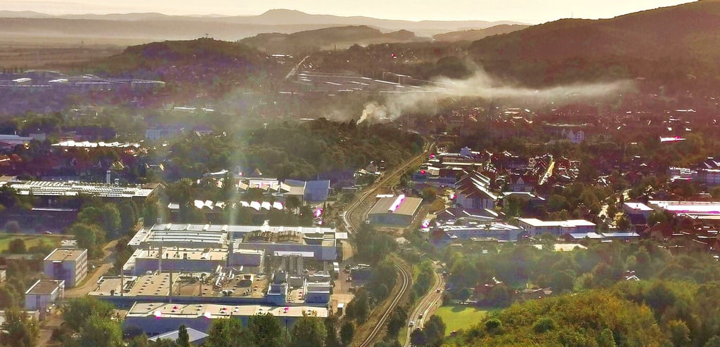 Blick auf das Gewerbegebiet Gießerweg in Wernigerode: Laut Industrie- und Handelskammer gefährdet der Krieg in der Ukraine bislang die Existenz keines ihrer Mitgliedsunternehmen in der Harzregion.