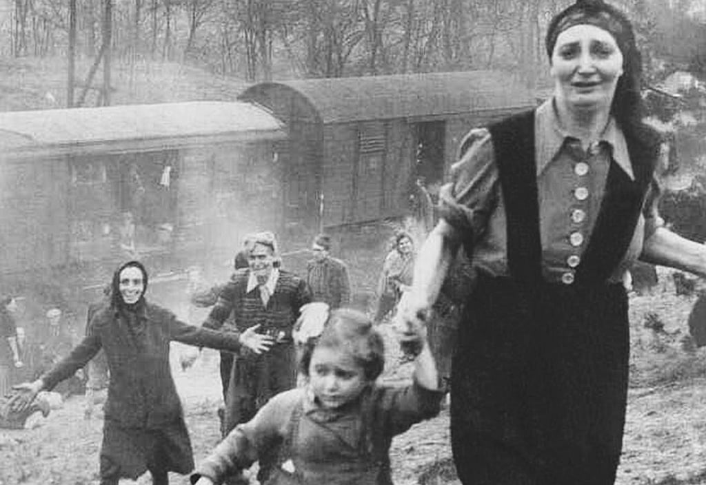 Dieses Bild wurde kurz nach der Befreiung vom Amerikaner George Gross aufgenommen. Es zeigt ersten Schritte Überlebender des gestrandeten Zuges in die Freiheit.