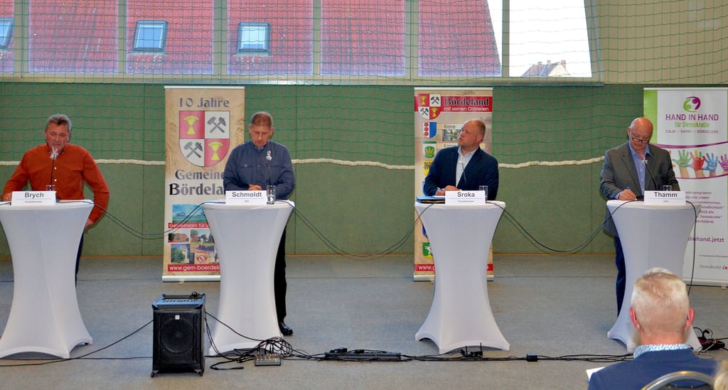 Vier der fünf Kandidaten auf das Bürgermeisteramt der Gemeinde Bördeland stellten sich am Dienstagabend, im Rahmen des Wahlforums, den Fragen der Bürger und der Volksstimme.