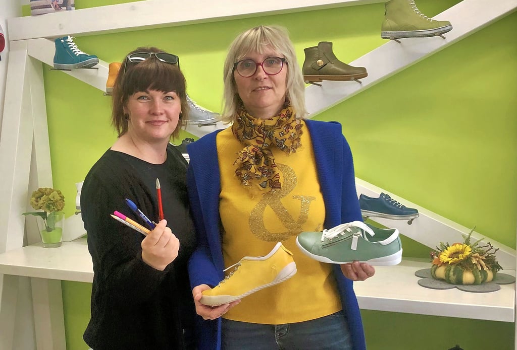 Von Schuhen zu Bleistift und Co: Sabine Mehland, Inhaberin der Gutenberg-Buchhandlung und des Lila Ladens (links), und Silvia Schweingel, Inhaberin des Schuhladens in der Judenstraße, sind ein Team: Sie eröffnen im Mai im ehemaligen Schuhladen die Kritzeslstube, ein Fachgeschäft für Schreibwaren.