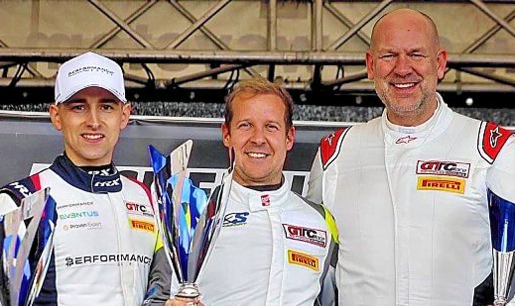 Drei Männer, eine Trophy: Max Kronberg (M.), Dominique Schaak (l.) und Tobias Erdmann führen die „Senioren“-Wertung an.