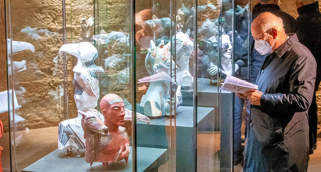 Neue Kunst in alten Mauern: Nach zwei Jahren Corona-Pause zeigt das Museum von Schloss Neuenburg im Bergfried wieder eine umfassende Sonderausstellung.