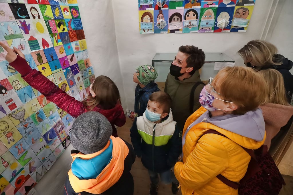 Die Kinder der Grundschule „Am Markt“ haben Bilder zu unterschiedlichen Themen gestaltet und zeigen diese im Kunstzuckerhut.