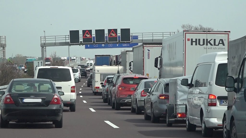 Durch den Unfall auf der A 2 bildete sich ein Stau von etwa acht Kilometern.