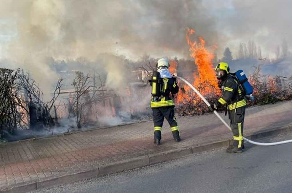 Die Köthener Kameraden beim Löschen in der Rüsternbreite.