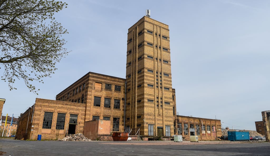 Im Jahr 1994 wurde die Produktion in der einstigen Farbenfabrik in der Merseburger Straße eingestellt. Seither steht das Haus leer.