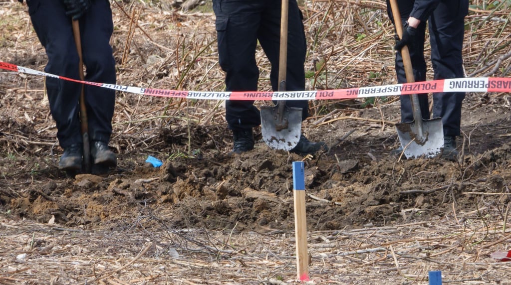 Polizisten suchen nach Knochen und Spuren in Braunschweig.