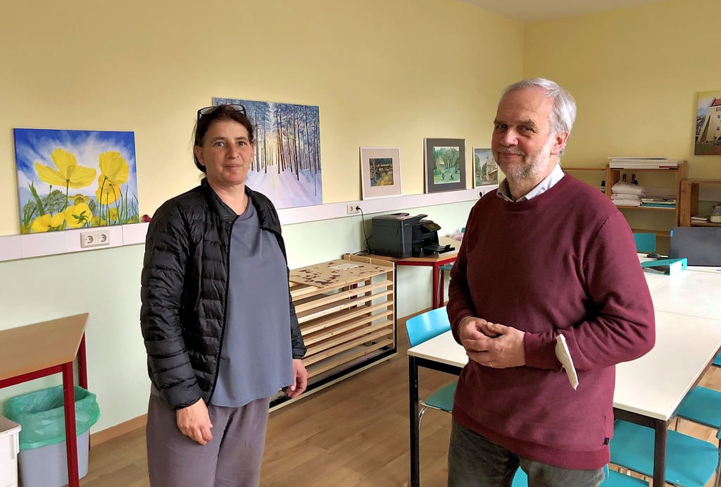 Iris Seidel und Stefan Giese-Rehm im Übergangsquartier der Ölmühle im Haus der Awo in Roßlau. Im Kreativraum treffen sich unter anderem der Ölmalzirkel und die Töpferfrauen.