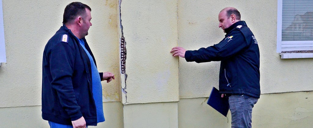 Ortswehrleiter Daniel Mielchen (links) und Stadtwehrleiter Denis Barycza begutachten die Schäden am Garitzer Gerätehaus.