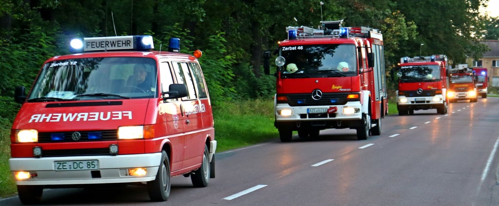 Die Zerbster Feuerwehr auf dem Weg zu einem Einsatz.