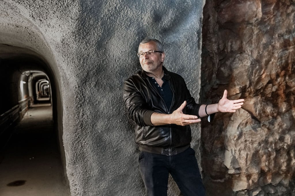 Jörg Andres, Direktor des Museums Helgoland, steht in einem alten Bunkerstollen. Hier soll eine Ausstellung Besucher über das Leben im Bunker informieren.