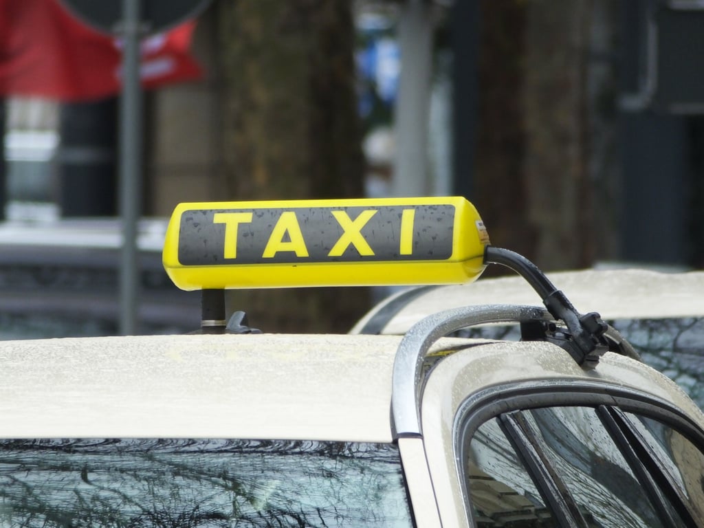 Wer in Halle ein Taxi nimmt, muss jetzt einen Euro als Sprit-Pauschale wegen der hohen Kraftstoffpreise berappen.