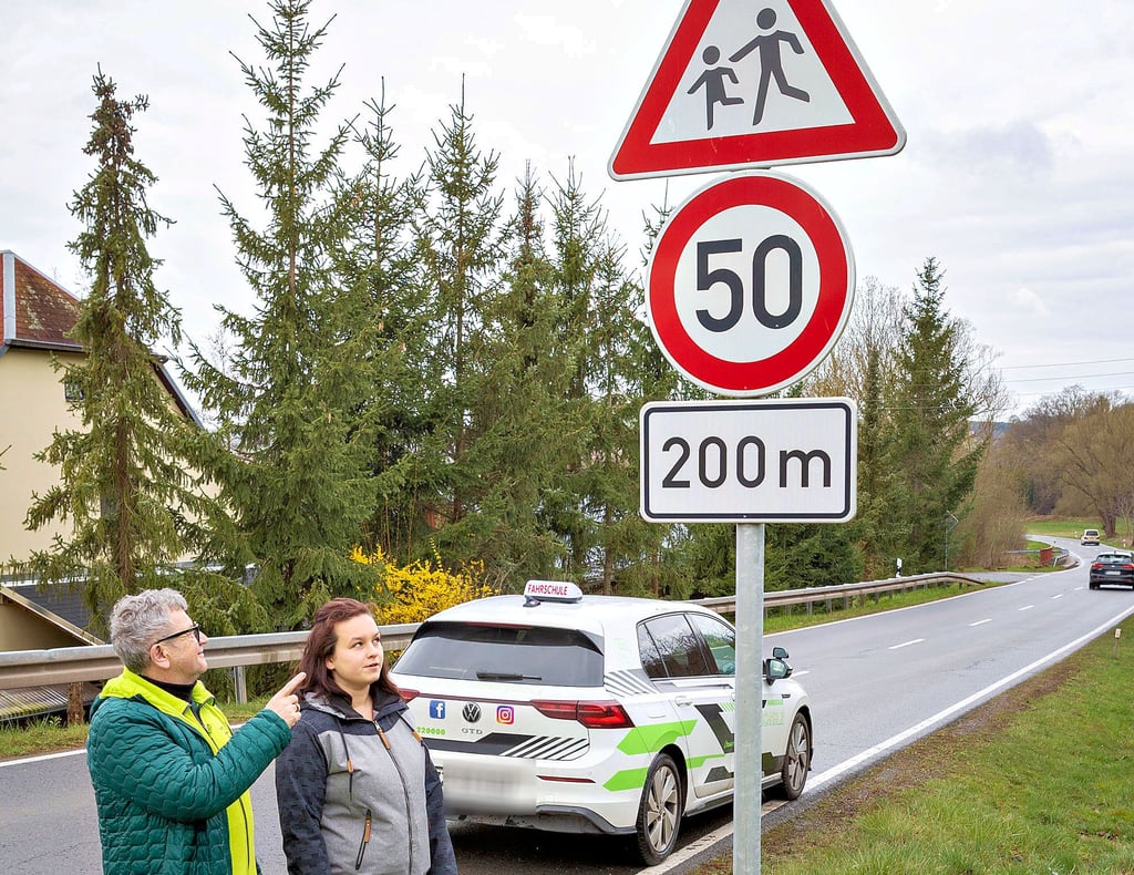 Fahrlehrer Erhard Schmalz erläutert seiner Fahrschülerin Sophia Röhrl eine unklare beziehungsweise falsche Beschilderung in Wetterzeube.