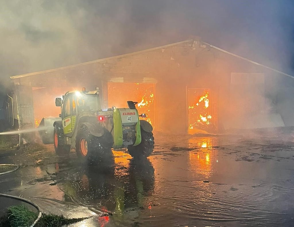 In einer Lagerhalle in Löbnitz an der Linde hat Stroh gebrannt. Mit Radladern wurde ein Teil des Strohs auf einen angrenzenden Acker gefahren.