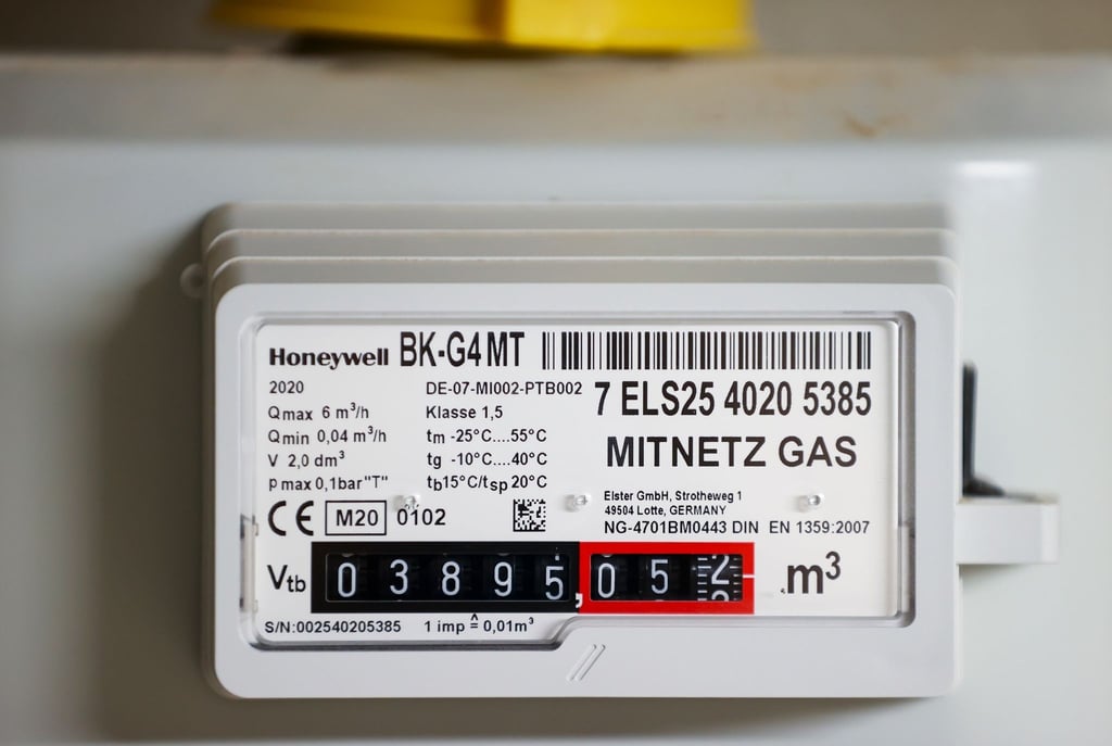 Ein Gaszähler hängt im Keller eines Einfamilienhauses.