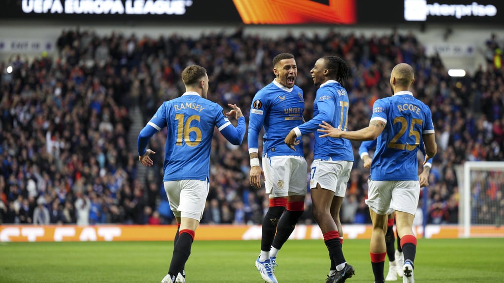 Rangers-Käpt'n James Tavernier feiert mit Teamkameraden seinen Treffer zum