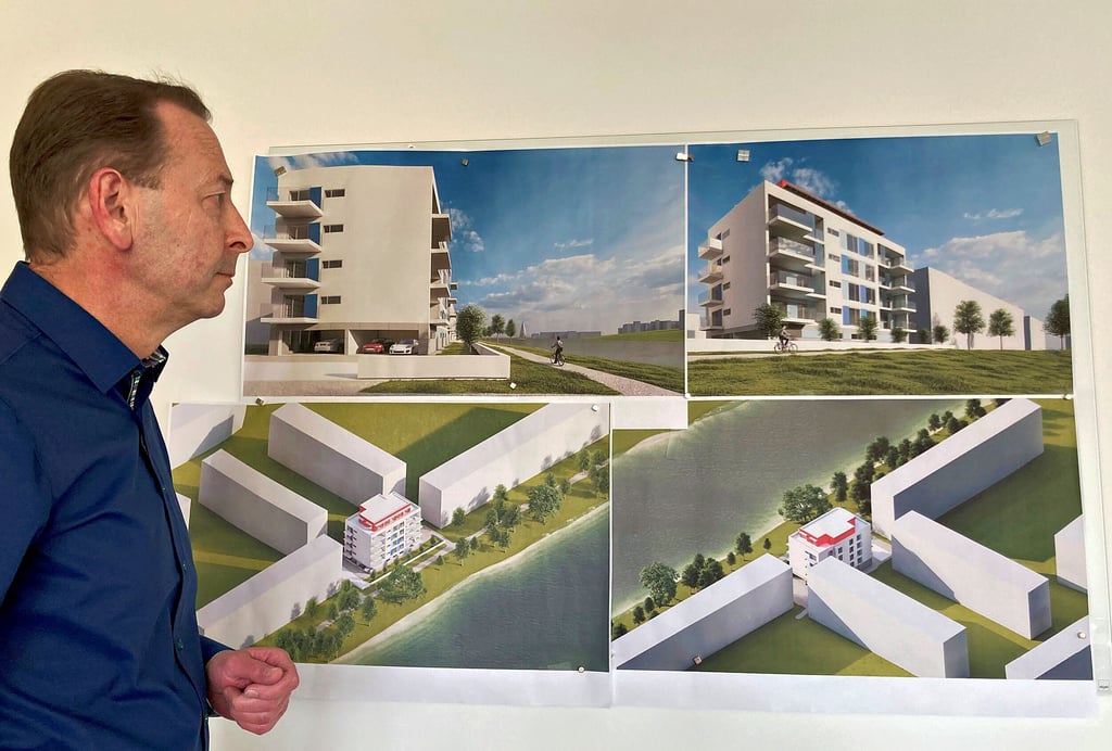 Peter Arlt, geschäftsführender Vorstand der Wohnungsgenossenschaft Bernburg, steht neben den Entwürfen für die acht neuen Luxuswohnungen, die zwischen den Plattenbauten Vor dem Nienburger Tor am Saale-Ufer gebaut werden sollen.