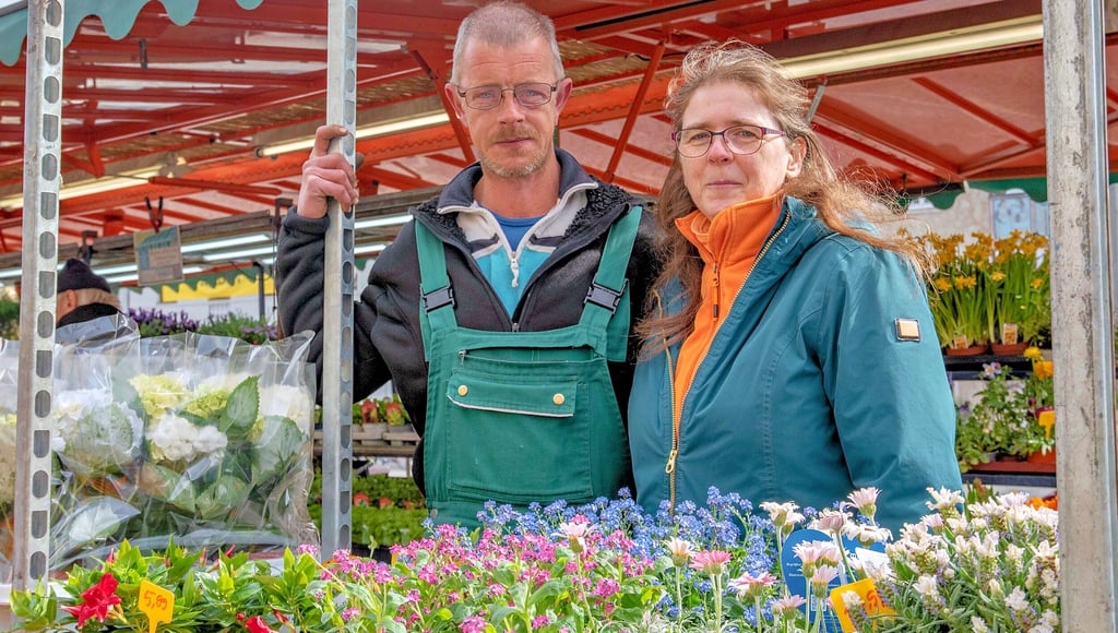 Marktmeisterin Corinna Hecht am Stand der Thießener Gärtnerei Kaut. Hier bedint Frank Samberg die Kunden.