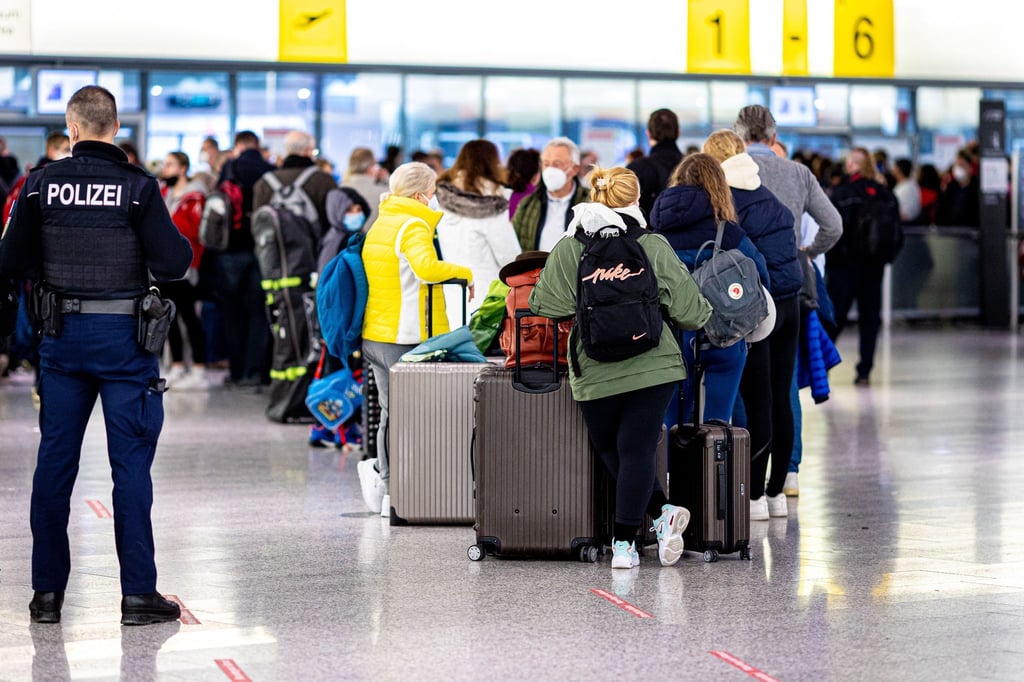In einigen Bundesländern sind bereits Osterferien. Das sorgt für Andrang an den Airports, wie hier am Samstag in Hannover.
