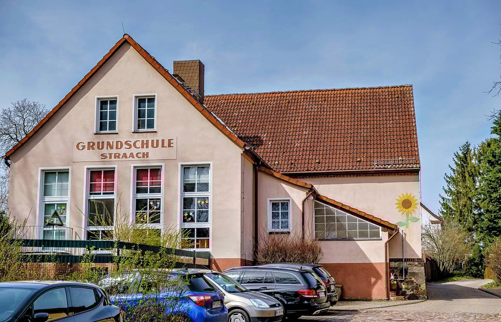 Die Straacher Kita „Sonnenblume“ befindet sich, wie man sieht, in der früheren Grundschule.
