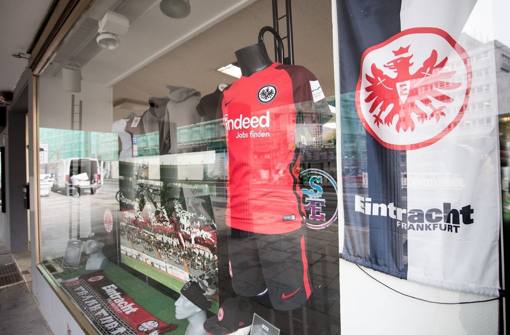 Weil Eintracht Frankfurt beim FC Barcelona spielt wurden die Fanshops schon vor Ostern geschlossen.