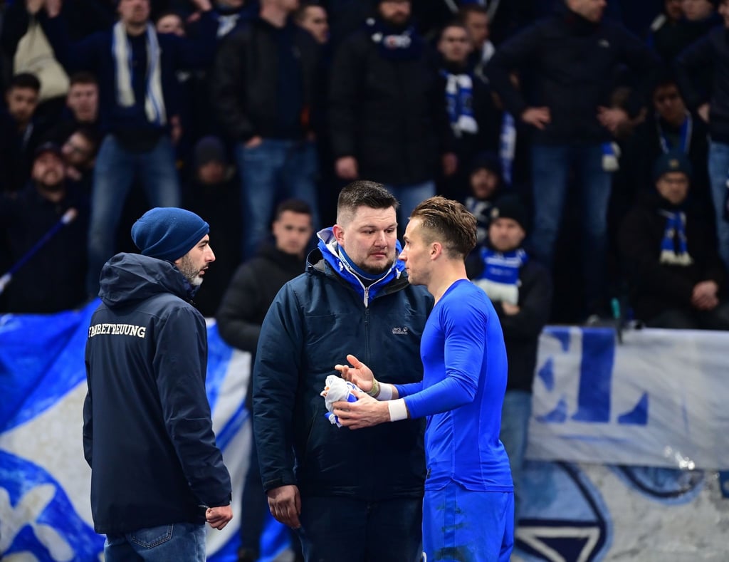Herthas Peter Pekarik (r) diskutiert nach der Derby-Pleite mit Fans in der Ostkurve.