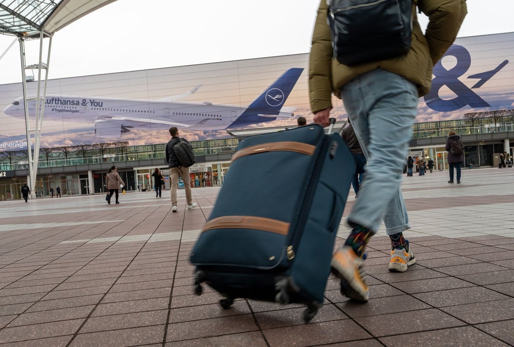 Einer Yougov-Umfrage zufolge wollen anders als 2020 und 2021 wieder mehr Bürger ihren Urlaub im Ausland verbringen.