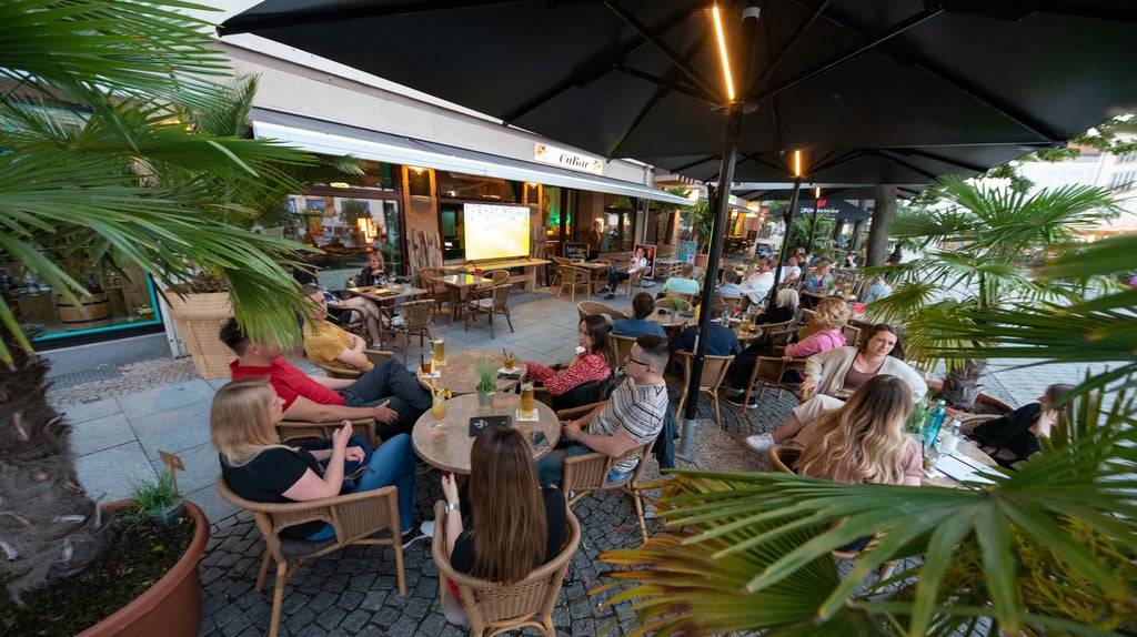 Das Herausstellen von Stühlen und Tischen soll für die Gastronomen kostenlos bleiben.