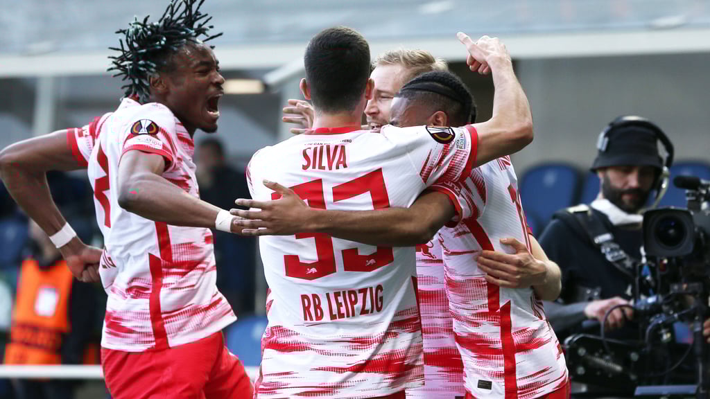 Riesen Jubel nach Nkunkus (r.) 2:0 bei Simakan, Silva und Laimer (v.l.)