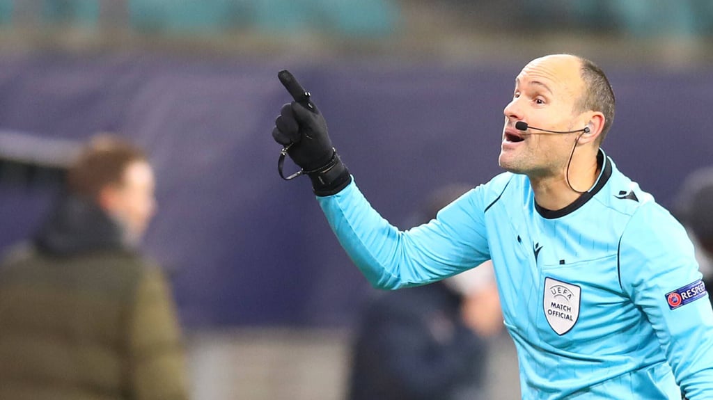 Schiedsrichter Lahoz hatte bei RB Leipzig&nbsp;gegen Olympique Lyon einen schlechten Tag.