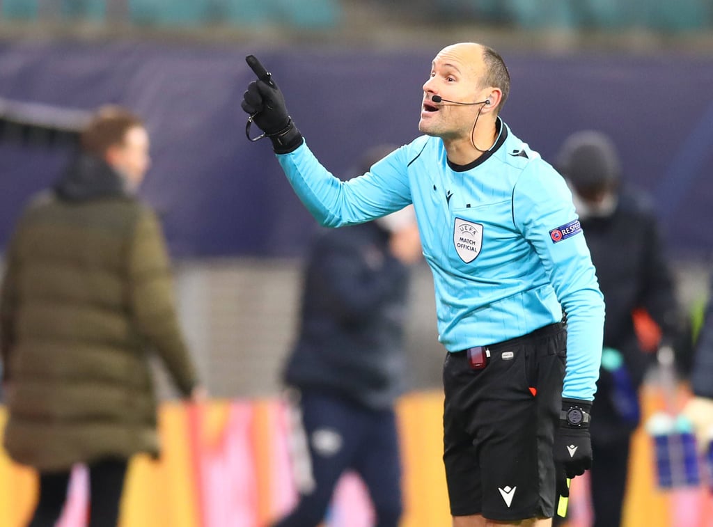 Schiedsrichter Lahoz hatte bei RB Leipzig gegen Olympique Lyon einen schlechten Tag.