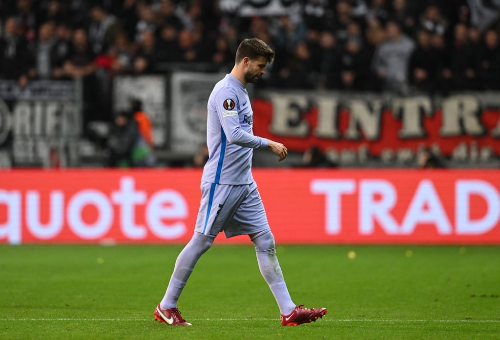 Barcelonas Gerard Pique geht bei seiner Auswechslung vom Platz.