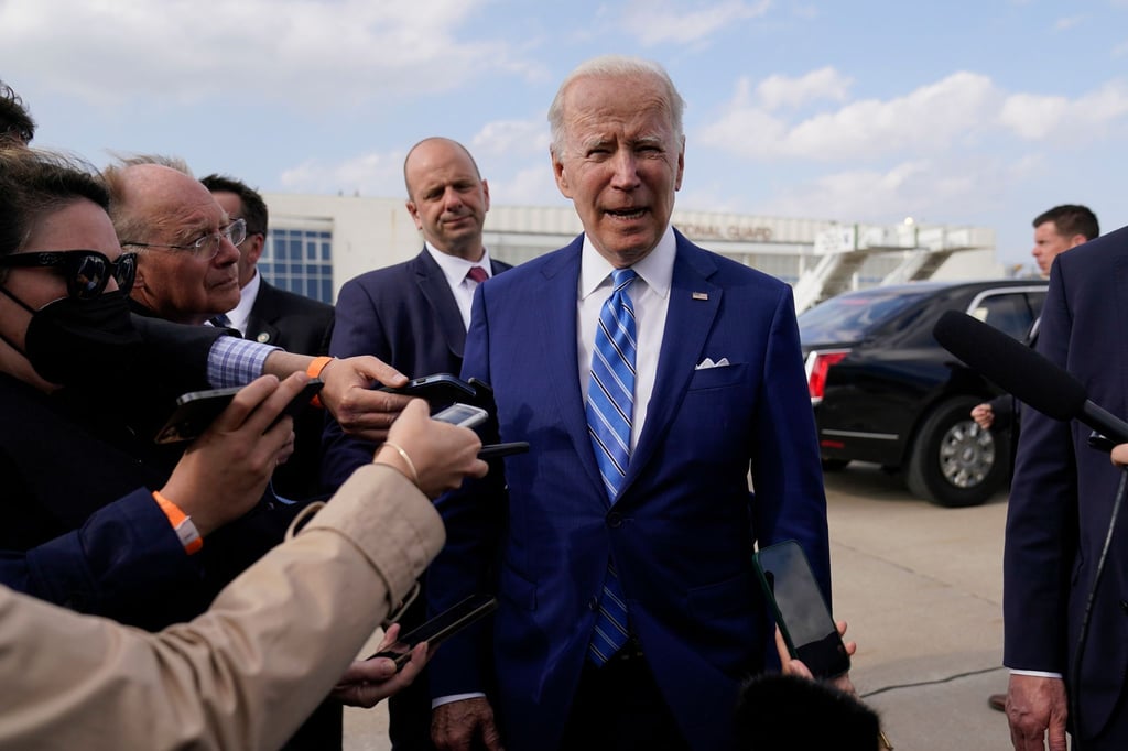 US-Präsident Joe Biden spricht bei einem Besuch im Bundesstaat Iowa mit Reportern.