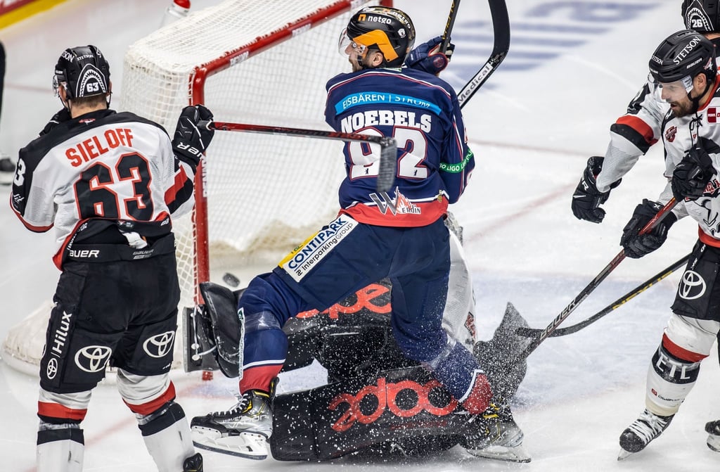 Marcel Noebels (M) brachte die Eisbären gegen die Haie in Führung.