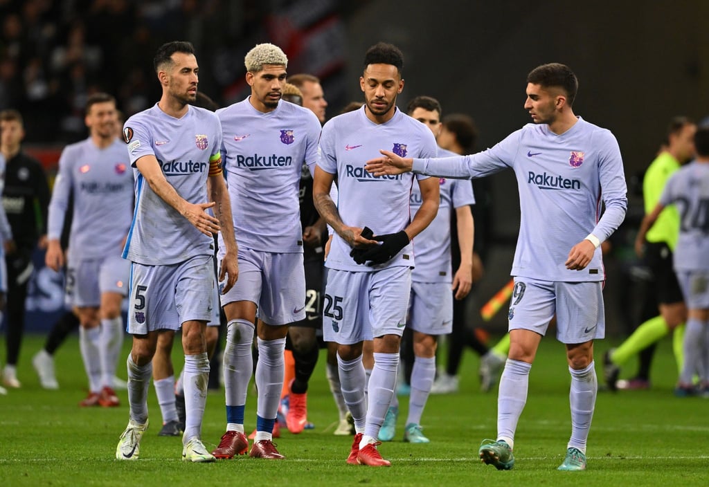 Barcelonas Sergio Busquets (l-r), Ronald Araujo, Pierre-Emerick Aubameyang und Ferran Torres gehen nach dem Spiel über den Platz.