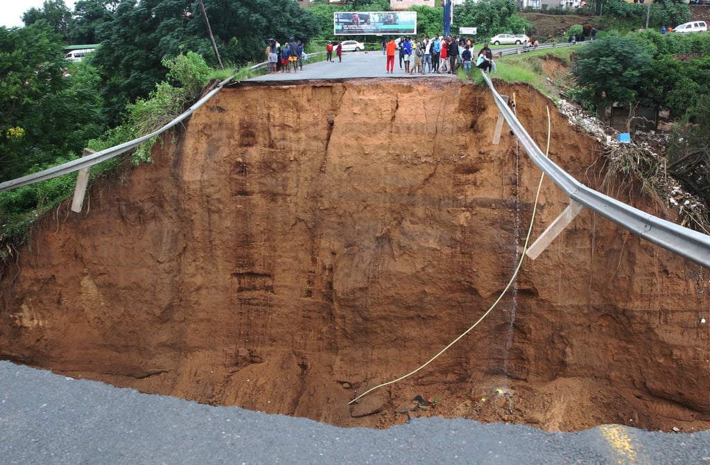 Die Brücke wurde weggeschwemmt.