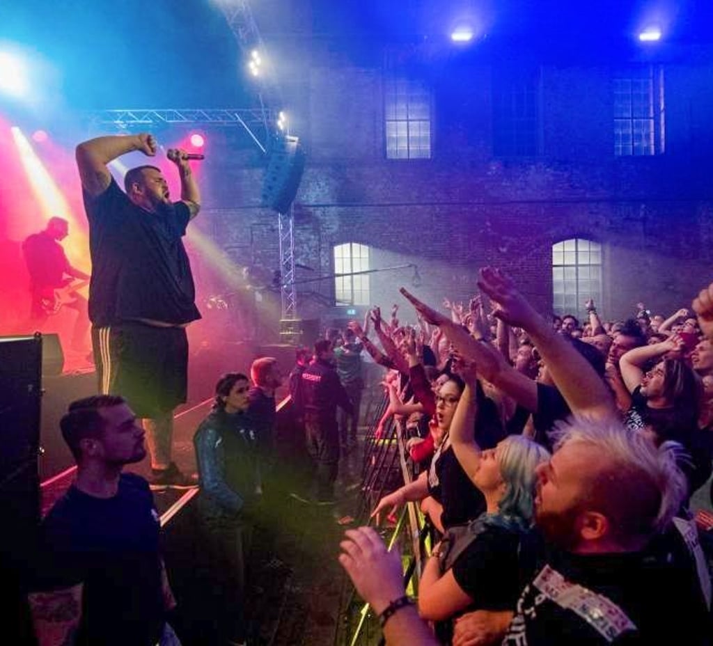 Brauhaus statt Bauhaus: Nach dem Auftritt von „Feine Sahne Fischfilet“ war vorerst Schluss mit „zdf@bauhaus“ in Dessau.