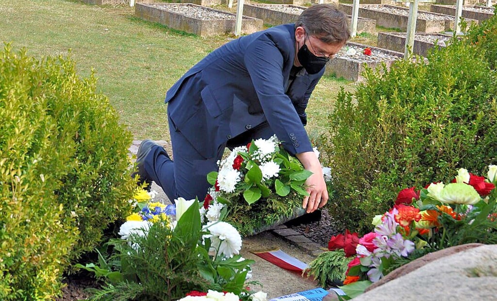Auch Gedenkstättenleiter Andreas Froese legte einen Kranz nieder.