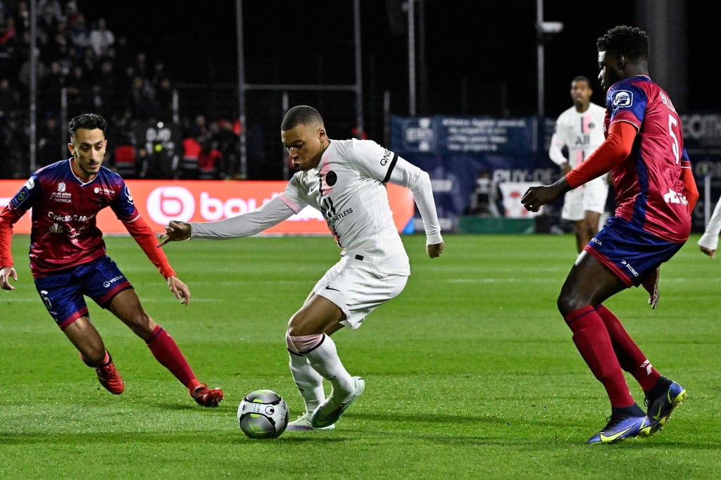 PSGs Kylian Mbappe (m) traf gegen Clermont Foot dreimal.