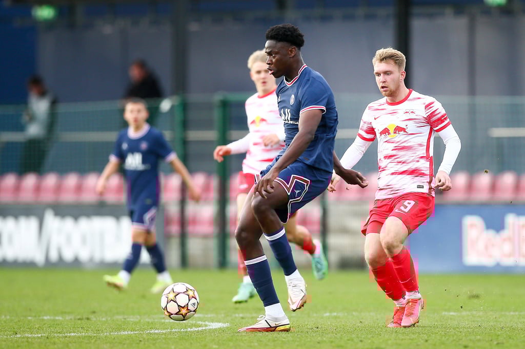 El Chadaille Bitshiabu (am Ball) erzielte beim 3:0-Sieg in der Youth League gegen RB Leipzig ein Tor.