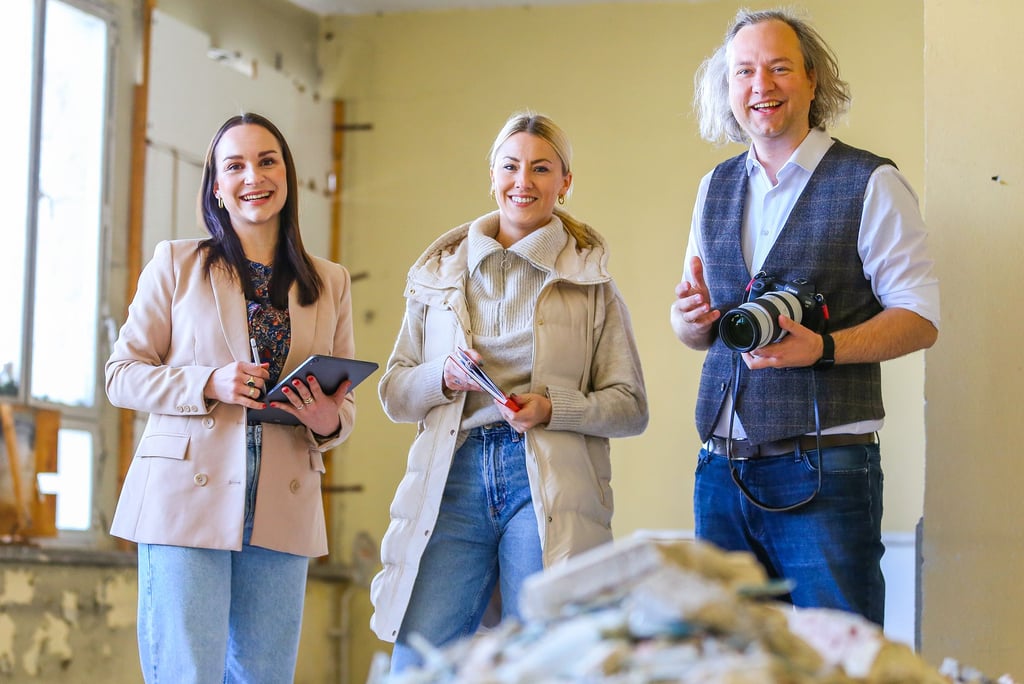 Michèle Pineau, Anne-Christin Schinke und Vincent Grätsch (v.l.) wollen in der alten Feuerwehr im Gewerbegebiet Krumpa ihren Traum von Fotomietstudios verwirklichen. Ihre „727 Studios“ sollen möglichst noch dieses Jahr eröffnet werden.