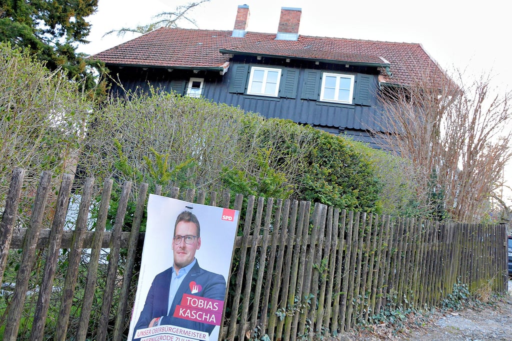 Bis Mitte dieser Woche hing diese Wahlwerbung von Tobias Kascha am Privathaus des Wernigeröder Obürgermeisters Peter Gaffert.