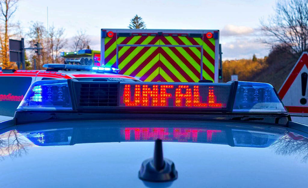 Polizeifahrzeuge sichern eine Unfallstelle ab.