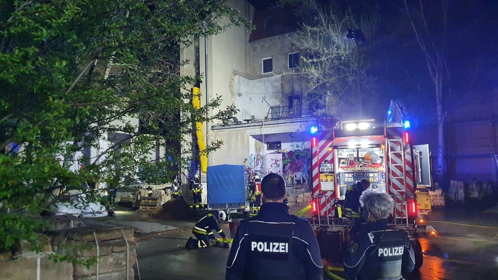 Löscheinsatz: Zweimal musste die Feuerwehr in der Nacht zu Freitag zur "Goldenen Rose" ausrücken.